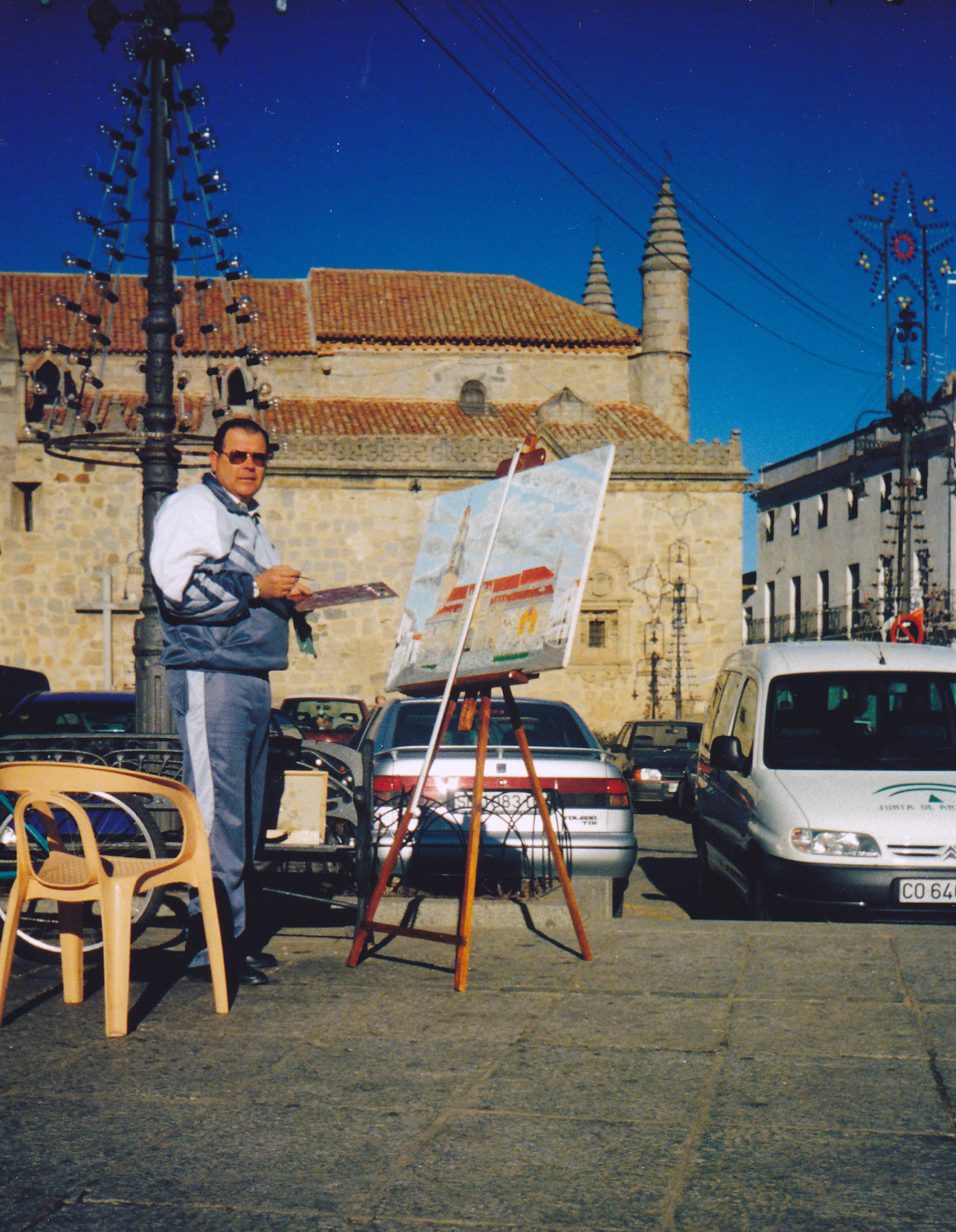 Cristóbal Valle pintando ante la fachada de la Catedral de la Sierra